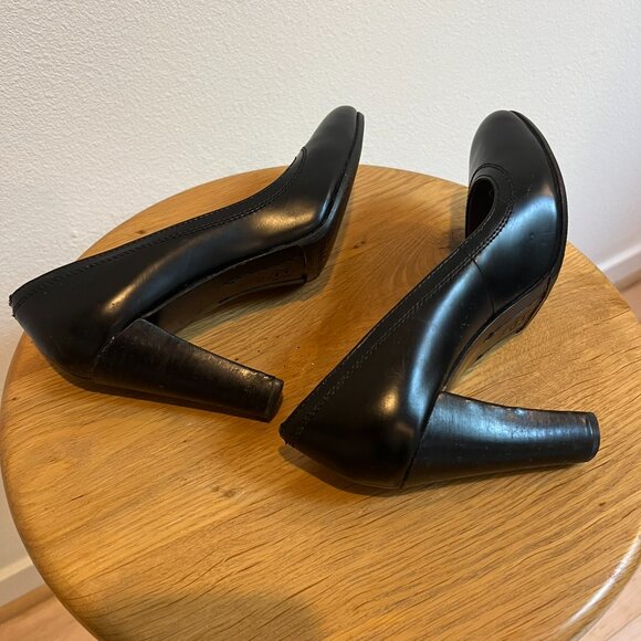 Michael Kors Round Toe Black Leather Pumps Size 7 - Picture 8 of 9